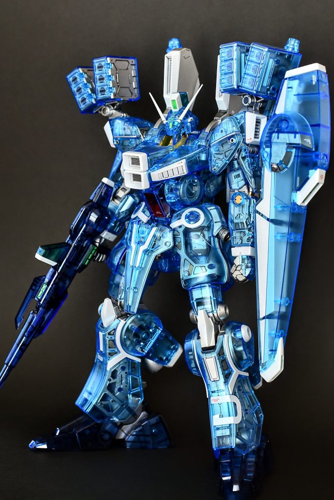 このキットは左足の「D」のデカールが最大の難関ですね。微調整中にピリッと破れてしまいました…。ぱっと見あまり気にならないので良しとします(gundam-kao5)