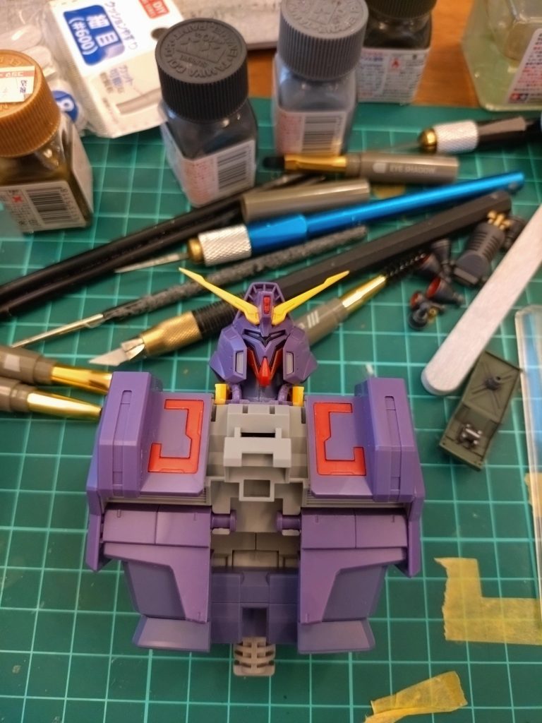 気持ち悪い感じ…ナニコレ的な外装…面やパーツが大きく作りやすかったですが、「キモい巨大感」の迫力がなく、（どーしよーかなー）と悩みながら適当に作業して…いつものようにしばらく放置いたしましたw