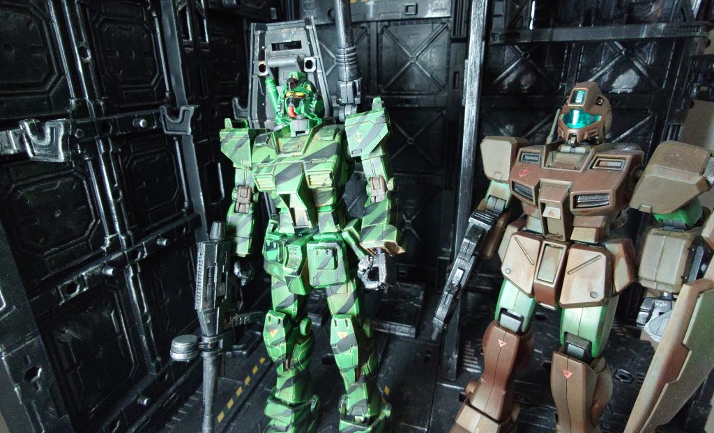 ﾍﾞﾆｰ「少佐も隅に置けないっすね　あんな美人と付き合ってたなんて」ﾒｲﾄﾘｸｽ「言うな　若気の至りだ　アイツは来たばかりは俺に懐いてなんでも聞いてきたら部下として可愛がっていたんだが、上昇志向の強い奴で…って何を言わすか！」真っ赤になるﾒｲﾄﾘｸｽﾍﾞﾆｰ「ハハハ！少佐も可愛いすね　俺もあやかりたい…グエッ」ﾒｲﾄﾘｸｽにヘッドロックを掛けられ、ﾍﾞﾆｰは窒息しそうになるﾒｲﾄﾘｸｽ「ﾍﾞﾆｰ君、昔話はその辺にして、整備長を呼んできてくれないかな」とﾍﾞﾆｰを解放したﾍﾞﾆｰ「ゲホッ、ゲホッ…馬鹿力なんだから…いえ、すぐ呼んできます！」走り出すﾍﾞﾆｰ　数分後、ﾒｲﾄﾘｸｽの前に白いツナギを着てサングラスを掛けた50がらみの男がいたﾐｽﾞﾅﾗ「メイトリクス少佐、お呼びで　ナグモ整備長ミズナラ上級曹長であります」ﾒｲﾄﾘｸｽ「上級曹長、忙しい所すまないな　実はおりいって相談があるんだ」とボールを指差すﾐｽﾞﾅﾗ「アレですか…」苦み走った顔で見つめるﾐｽﾞﾅﾗﾐｽﾞﾅﾗ「兵どもは陰でスーサイド（自◯ボール）と呼んでますよ」ﾒｲﾄﾘｸｽ「そうそれだ　あんな物に乗せられる兵の気持ちをお偉方は分かっちゃいない　だが運用しないと上に何て報告されるかわからん　そこでだ　アレを少しいじって欲しいんだよ」ﾐｽﾞﾅﾗ「少佐…何やら面白いアイディアがありそうですね　お話を伺いましょう」ニヤリとしてみせるﾐｽﾞﾅﾗ　悪巧みを始める三人であった…