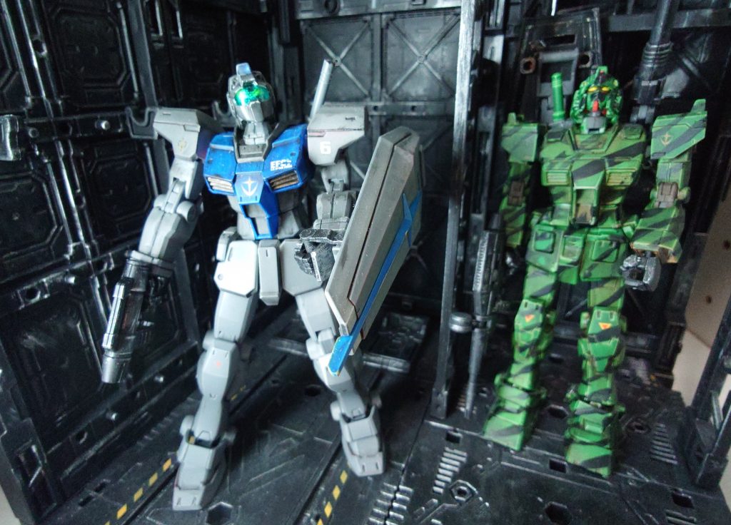 　ﾒｲﾄﾘｸｽら三人はMSデッキに下りてきていたﾊﾞｰｸﾞﾚﾝ「あら、少佐はガンダムに乗っているのね　相変わらず迷彩が好きね　君はジムコマンドね　」　ﾍﾞﾆｰ「自分はベニー・ウォーカー中尉であります　自分のジムは大隊に配属される前からあの色であります」　ﾒｲﾄﾘｸｽ「俺達はジャブロー防衛が任務だったからな　宇宙ならあの色でも関係なかろ」素っ気ないﾒｲﾄﾘｸｽ　ﾒｲﾄﾘｸｽ「それよりあのボールは何だ！プロペラントタンクをつけたボールに若い兵隊を載せて特攻でもさせる気か！」　ﾊﾞｰｸﾞﾚﾝ「ああ、アレね　考えたのは参謀本部のお偉いさんだし…素早く敵に接近して一撃離脱すればいいからサバイバビリティ（生存性）は普通のボールよりいいと思うわよ」　ﾒｲﾄﾘｸｽ「ふざけるな！アレに載せられる兵の気持ちを考えないのか！」　ﾊﾞｰｸﾞﾚﾝ「失礼ね！私は引率しただけよ！運用するのはあなたよ！」　ﾒｲﾄﾘｸｽ「俺の指揮下にはいるんだな？」　ﾊﾞｰｸﾞﾚﾝ「私は作戦の監査が任務…あのボール、ライトニングボールをどう運用するかは貴方の仕事」それだけいい終えると、ﾊﾞｰｸﾞﾚﾝ少佐は踵を返して通路の奥に去っていった