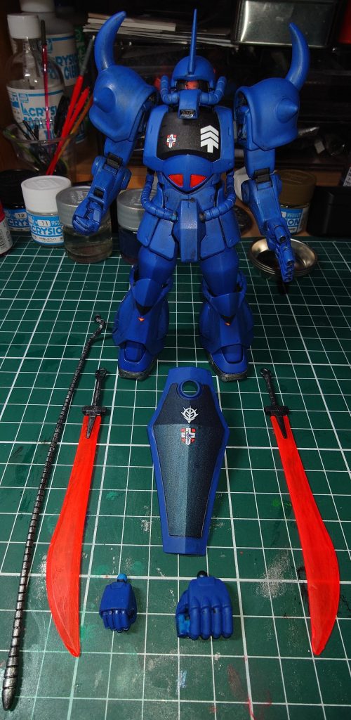 　という訳で、漢のMS グフ　完成！　成形色は活かさず、部品ごとに組立ててから、黒サフかけて、アクリジョンで筆塗り　5回塗りました　ブルーがメイン、胸はメタルブラック、ゲタはシルバーをドライブラシがけ、シールドの中央はメタリックブルーとメタルブラックを同量でまぜて塗布、モノアイはHアイズを使用、下に蛍光レッドを塗布、ヒートサーベルも蛍光レッド　デカールを貼り、つや消しトップコートかけました　今回はランバ・ラルがグフが受領したタイミングを想定しているので、ウエザリングはなし　新品が汚れていたらおかしいでしょ？