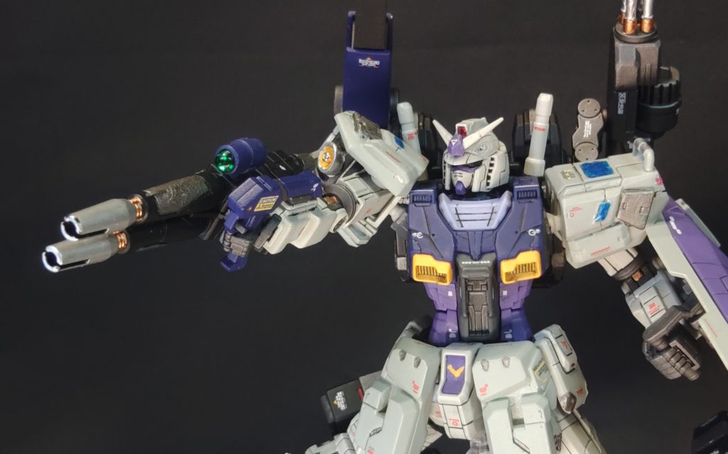 2連装ビーム・ガン本機の主兵装で腕部に固定式となっており、不必要な時はパージが可能