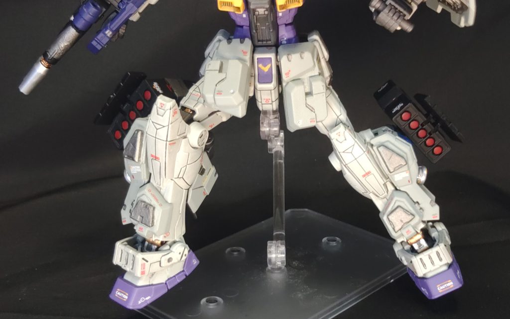 脚部5連装ミサイルポッド脚部に装備されているもので、ある程度の自由が効くようにアーム接続となっている。こちらもパージが可能。