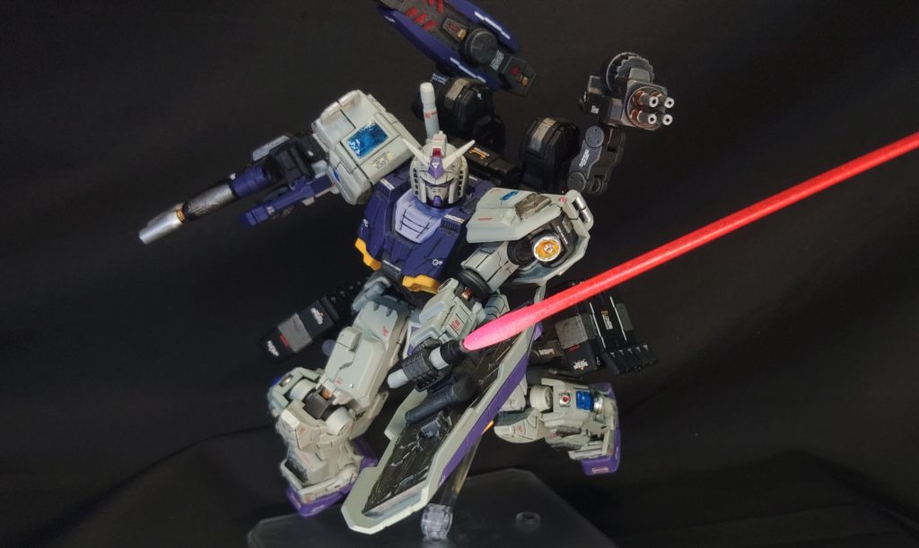 ビームサーベルバックパックに装備されてある近接兵装ですが、ビームガンが固定式な為左手でしか扱うことが出来ない。