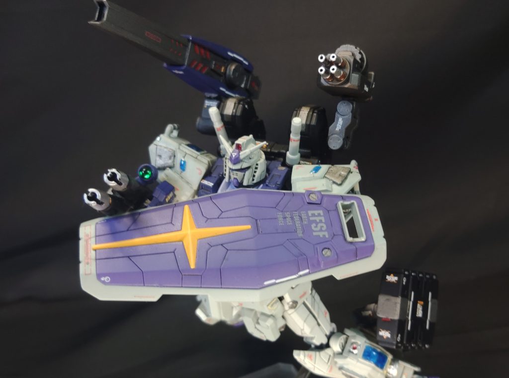 本機はその機動力を生かして突撃形態を取ることができる。その為各兵装はアームにより銃口を進行方向等に自由に向けることができる。