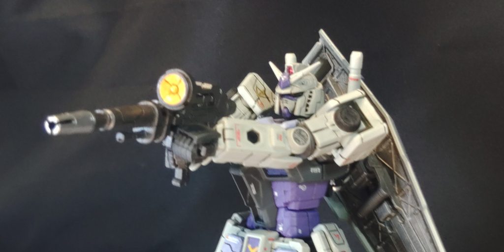 通常のビームライフルも装備しており、2連装ビーム・ガンをパージした時等に使われます。