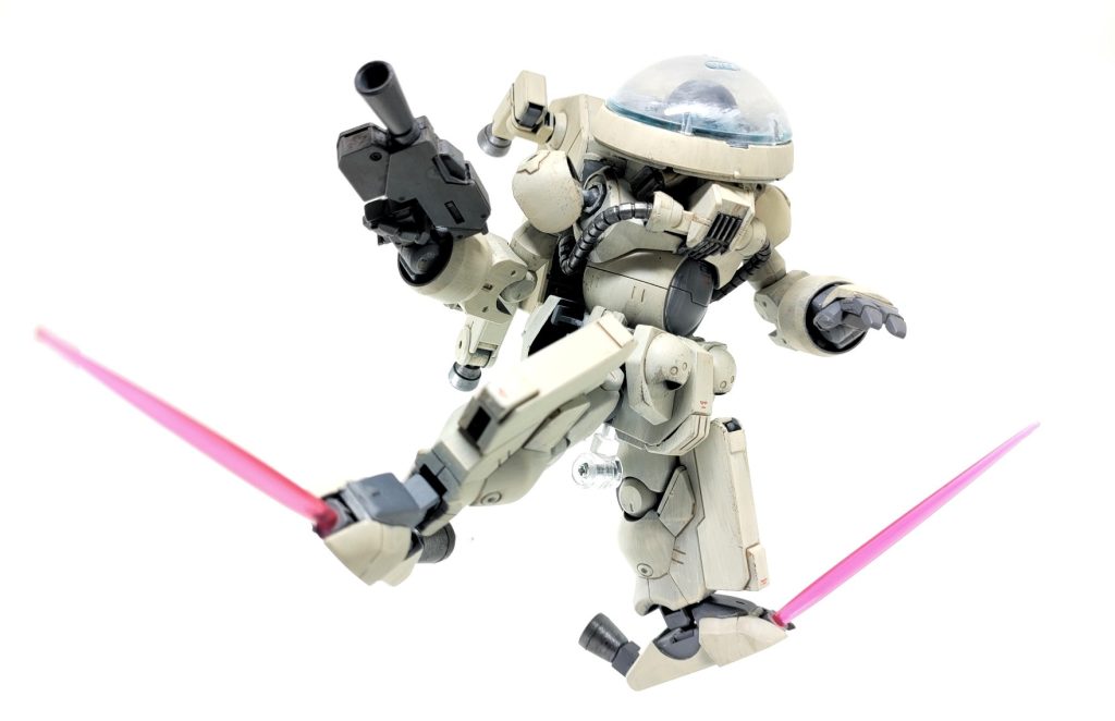 つま先はビームサーベルが出ます。格闘戦はこちらで対応します。