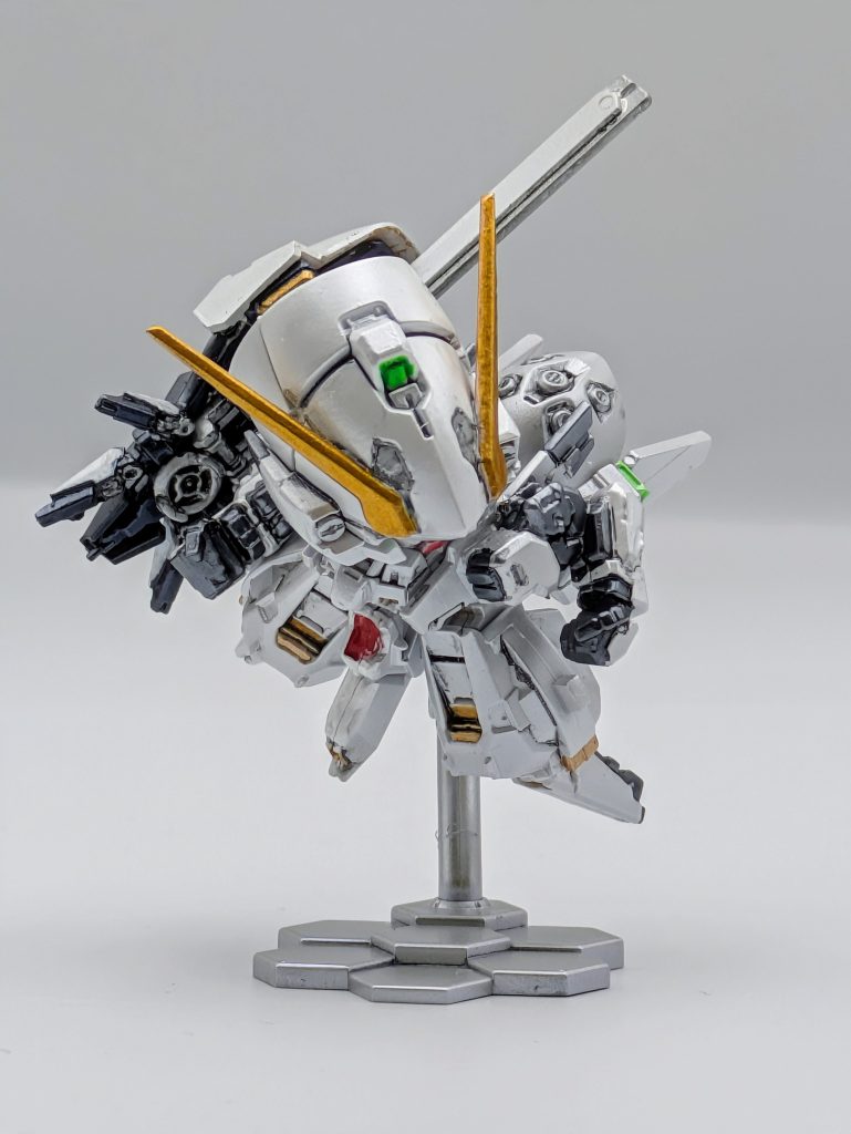 白はクレオスのクールホワイト。ブルーはガイアカラーのプリズムブルーブラックを吹き、上からラキウスのムーンスパールを施してます。