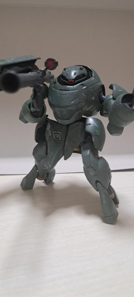 宇宙空間で機体の重さの割に柔軟な動きで艦船に近付き攻撃ということなので、右肩にディランザより拝借したシールドを。機動力と装甲の厚さ、シールドで避けながら突進、バズーカで砲撃とイメージ。