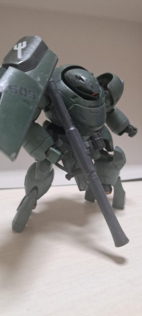 やっぱり下半身は好みが分かれるのかなぁ。自分この下半身がどうも受け入れ難かったですね。下半身犠牲に大きなスラスターで重量のある機体の機動力を生み出す。納得。