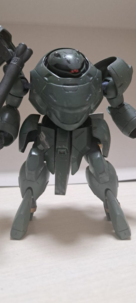 以外にしっかり立つ。腰アーマーはちょっと外れやすい。