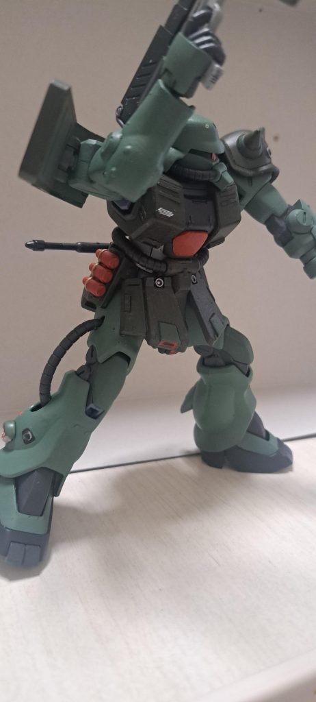 目立たないけど腰のハンドグレネードにゴールドのライン。