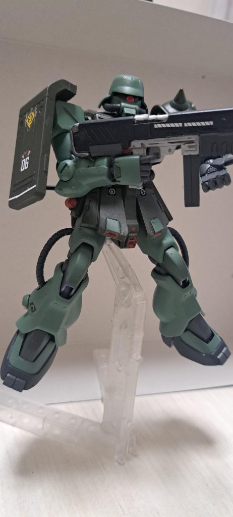 ちょっと肩の可動がう〜ん、てとこありますが満足です。なにせちゃんとしたジオン機に久しぶりですから