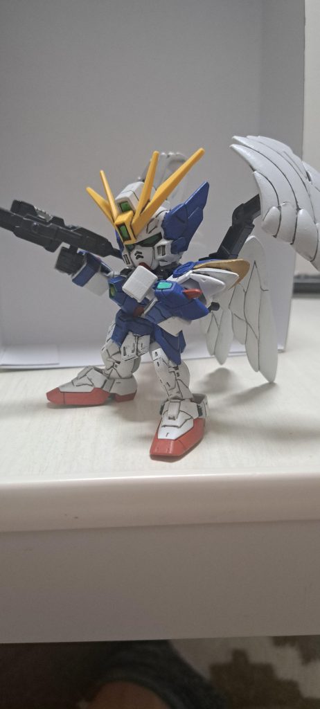 週末手が空いてたので塗り分けも少ないであろうウイングガンダムゼロEWを購入。翼の大きさ、優雅がところに惹かれてました。