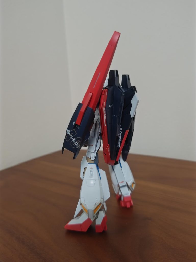 シールドのマーキングは、『AG』の上に『エゥーゴ』のデカールを貼りました。しかしゼータのシールドはハリシロがあまりないですね…