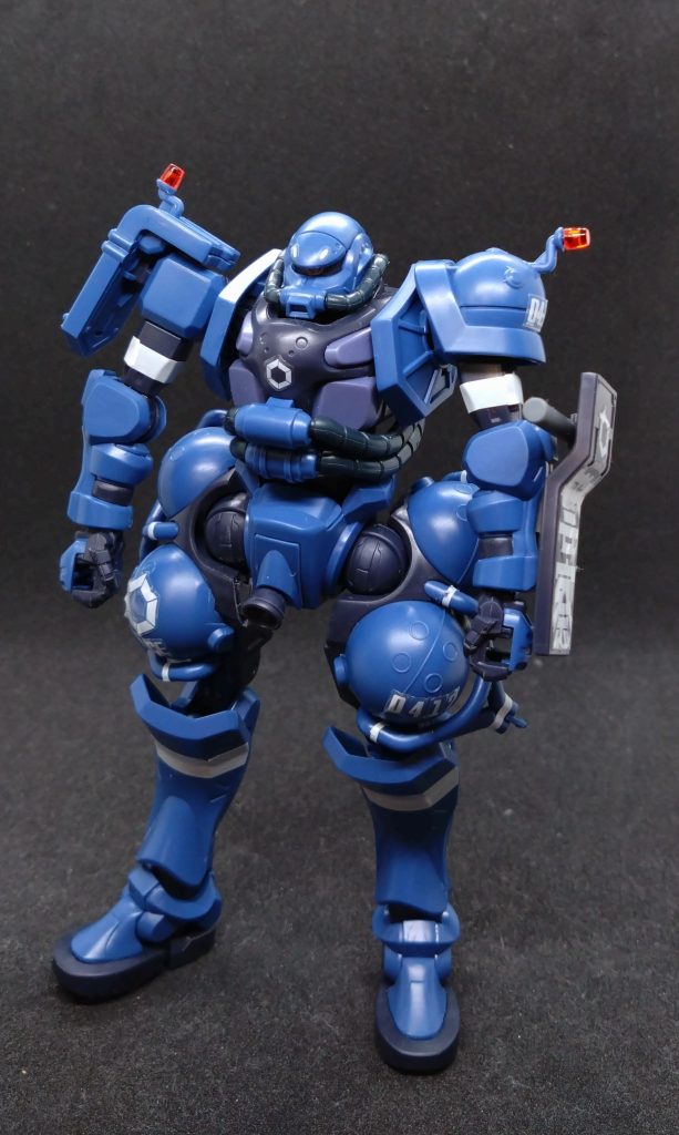 パチ組。よく見たら肩アーマー逆になってるんですよねー。写真撮影中にようやく気づくという…。なんでマーキングシールの位置がおかしいことになってます。