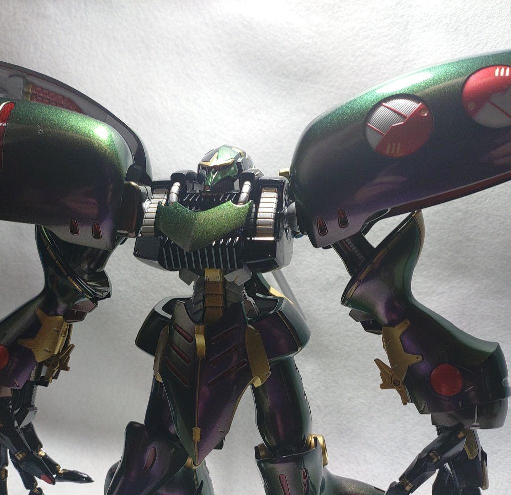 光の角度によっては完全なグリーンに。