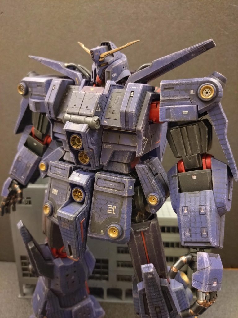 メガ粒子砲がどれでバーニアがどれかは分かりません。けど何となくイデオンのように360度全方向に大小様々なビームが「バシュー」と出るようなイメージを持たせたかったのですが…穴を開けて金属を埋め込んで満足していました。。。（照