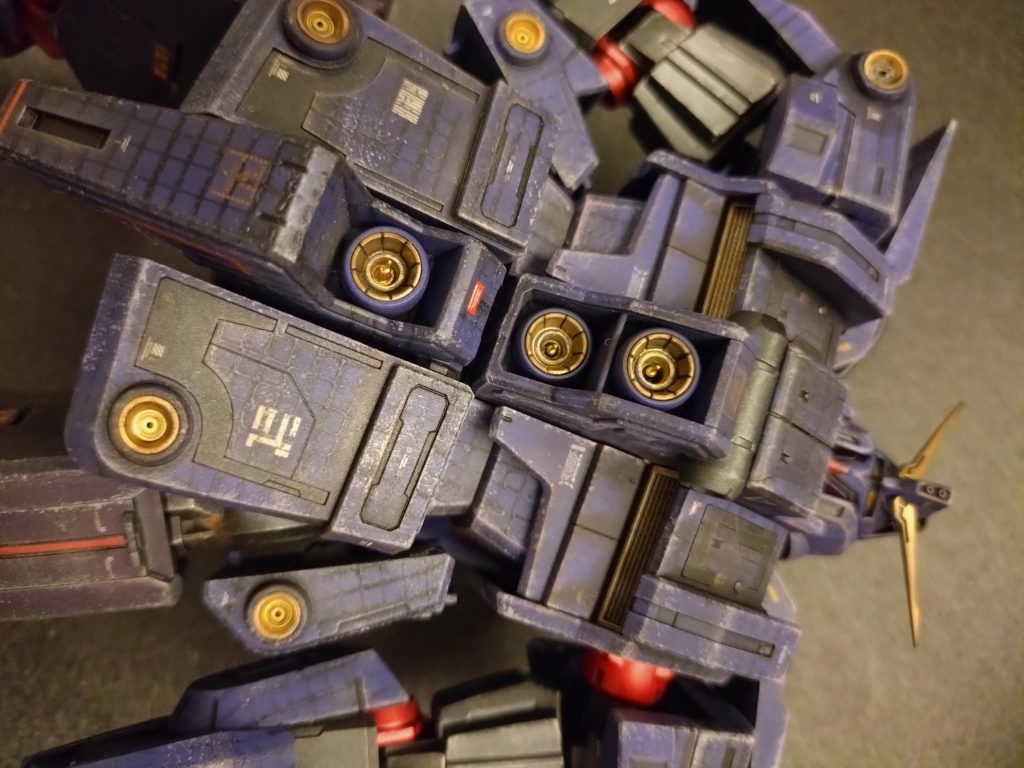 ウロコ塗装の失敗を受けて、汚し加工でウロコが剥がれた跡や装甲塗料が擦れた跡などを付けようと頑張ってみましたが、やる度にスケールが損なわれていき、1/60ガンダムみたいになっちゃいました💜