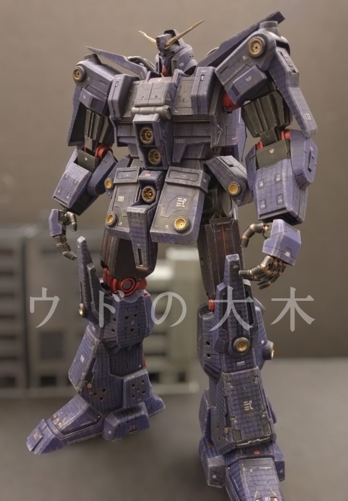 ディテールが細かいザクには「細か過ぎんだろ!」と文句を言い、大雑把なサイコガンダムには「ツルンとし過ぎだろ！」と文句を言いながらスジボリを施す。天邪鬼な愚者。