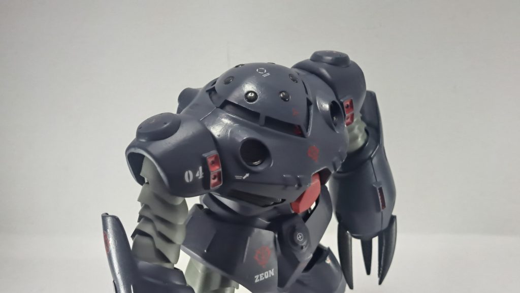 内部の塗装するために胴体部は合わせ目消しをせず段落ちモールドを試してみました。