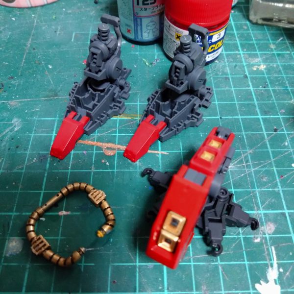 パーフェクトジオング完成してから何をしようかと考えすでにHGからフィギュアライズに移行してきた美プラのストックからチナッガイの制作を少しやりました。最近のフィギュアライズに押されてあまり見なくなってきたのでそろそろ制作しようかと思って始めました。しかし既にイメージあって少し改造しましたが、そろそろ部品数の多い積みプラ崩しもやっていかなきゃと、ずっと棚の上のRGサザビー。いつか作ろうと復帰当初は皆さんのカッコイイ作品に刺激を受け何とか手に入れたサザビーでしたが美プラの改造やディティールアップの勉強などに夢中になりずっと手付かずで蓋を開けては閉めてました。あれだけ欲しくてキャンディ塗装なんかも当初は憧れてましたが今回既に制作しながら筆塗りしてます。どっちが先に完成となるか？しかし明日からまた久しぶりに出張になるので週末モデラーとなりそうです。（2枚目）