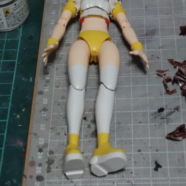 サザビーの下半身が大体できました。他の部分の乾燥待ちなので…チナッガイを少し。私の完成イメージキャラと髪型が違うのでニッパーでどんどん切っちゃいました。しかしフィギュアライズや30MSなんかとくらべてしまうと関節なんかは古さをかんじてしまいます。違うキットをベースに制作したい様な気もしますがコレをベースにどうにかしてみようと思います。（4枚目）
