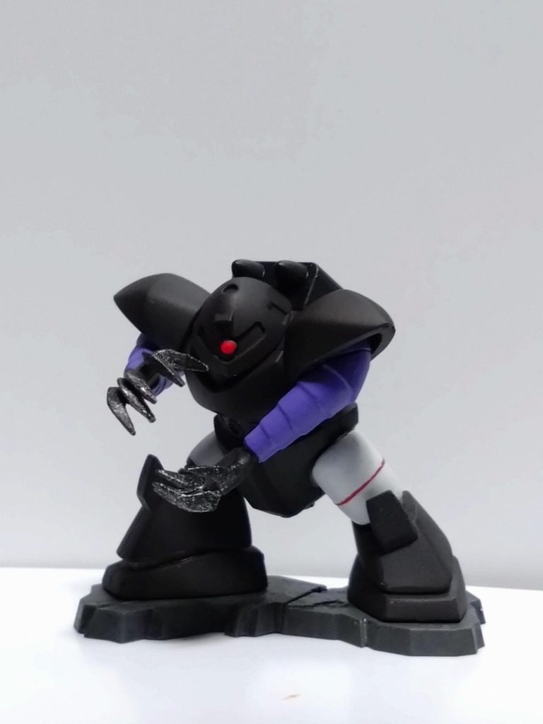 普通に塗装です。赤ラインはマスキングして入れましたがはみ出しは後からそっと削りました。サザビーの方はもう少し…。