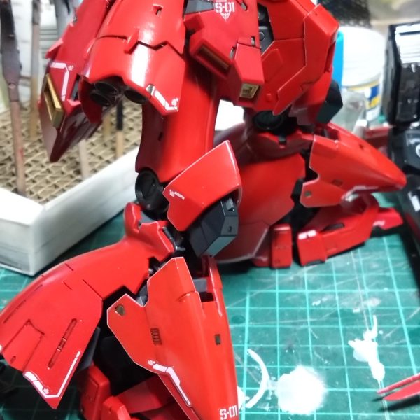 先週末にリアリスティックデカールを貼り終えてクリアーを吹いておきました。そのまま完成でも良かったのですが何かしたいなと思いエッジ部にホワイト入れ始めました。まだ途中ですがもう少し入れて満足できたらクリアー吹いて完成かと思います。あえて艶消ししないで仕上げようと思います。（2枚目）