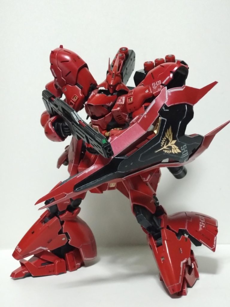 やっとRGサザビーを制作することができました。パーツ多くて疲れますね。しかしまだ積みプラあるので頑張らねば。