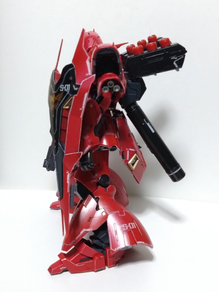 側面です。塗装完成してからエッジ部にホワイトを筆で描き込んでみました。MrCOLORのクリアー使用してから失敗してもやり直し効くようにエナメルホワイトで入れましたが途中からは水性塗料のホワイトに変えました。こちらの方が少し希釈してやるとエナメルより扱いやすくて水性塗料にしました。