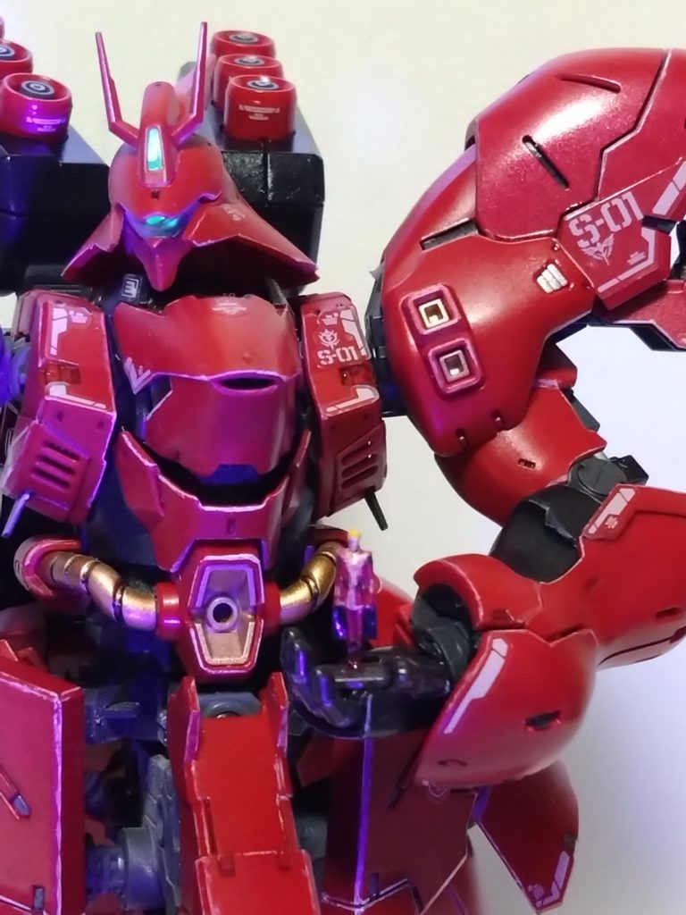 シャアを手の上に。こちらも頑張って塗装してみました。