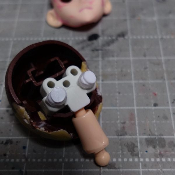 よくよく目的のキャラ画像見ながら目蓋周りの形をランナーくずと流し込み接着剤で少し変えてます。表面と形確かめるためにピンクサフ筆塗りしたりヤスったり、まつ毛ライン描いてみたりヤスったり。口周りも少し変更、輪郭も少しシャープにしてみてます。眼球パーツが中に入り過ぎなのでプラ板貼って厚み出し中です。硬化後顔パーツに合わせながら少しずつ修正かけます。Netflixで確認してみたら髪型の後側ばっちり出てたのでこれも今後修正とザックリ作った前髪ももう少し位置関係の調整で多分やり直し…まだまだ先は長そうです。（4枚目）
