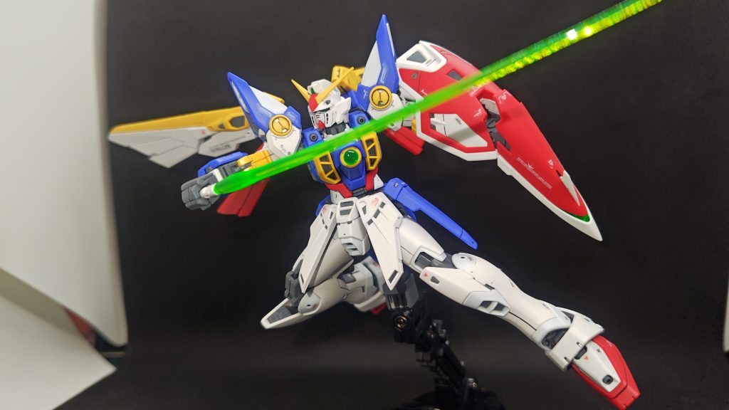 シールドからビームサーベル抜刀をイメージして。