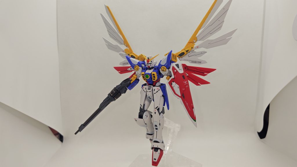 プラモオリジナルギミックの、翼展開。個人的にウイングガンダムのウイングは戦闘機の主翼だと思ってるので、この展開機構はあまり好みでは無いのですが、見栄えはします。