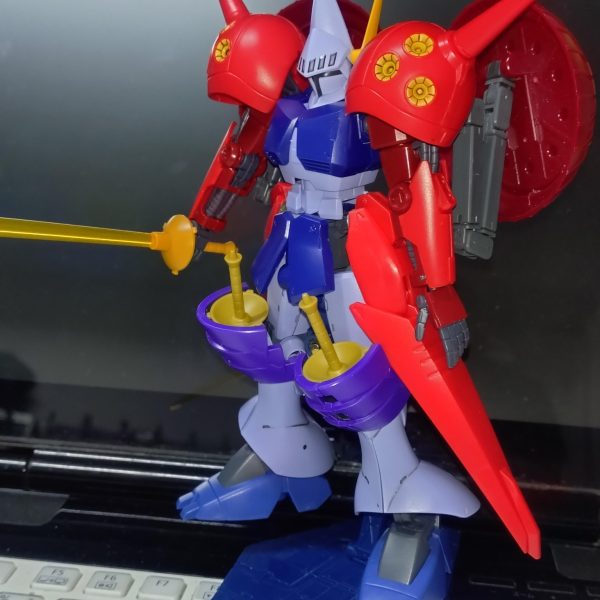 奇しくもギャン系２体製作中となってしまった…(・・;)一方はZZのギャンことRジャジャのパーツを使い赤いギャン。もう一方はシュトロームとイグザべと水星のギャンことミカエリスと派生ベギルベウをミキシングした白いギャン。赤白の組み合わせはアムロ&シャアのイメージがあるが個人的にはメルクリウス&ヴァイエイトの盾矛を彷彿とさせるなぁ(笑)二機並べる方向で調整してみるかな(笑)（3枚目）