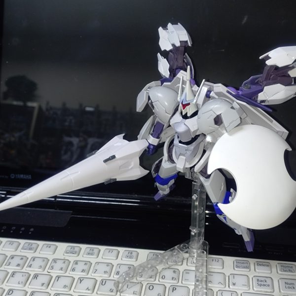奇しくもギャン系２体製作中となってしまった…(・・;)一方はZZのギャンことRジャジャのパーツを使い赤いギャン。もう一方はシュトロームとイグザべと水星のギャンことミカエリスと派生ベギルベウをミキシングした白いギャン。赤白の組み合わせはアムロ&シャアのイメージがあるが個人的にはメルクリウス&ヴァイエイトの盾矛を彷彿とさせるなぁ(笑)二機並べる方向で調整してみるかな(笑)（2枚目）