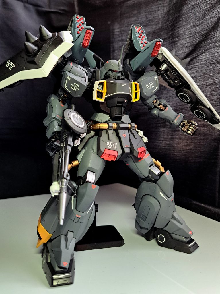 最初は設定に忠実に塗るつもりだったのですが、好みで差し色は若干遊びました。