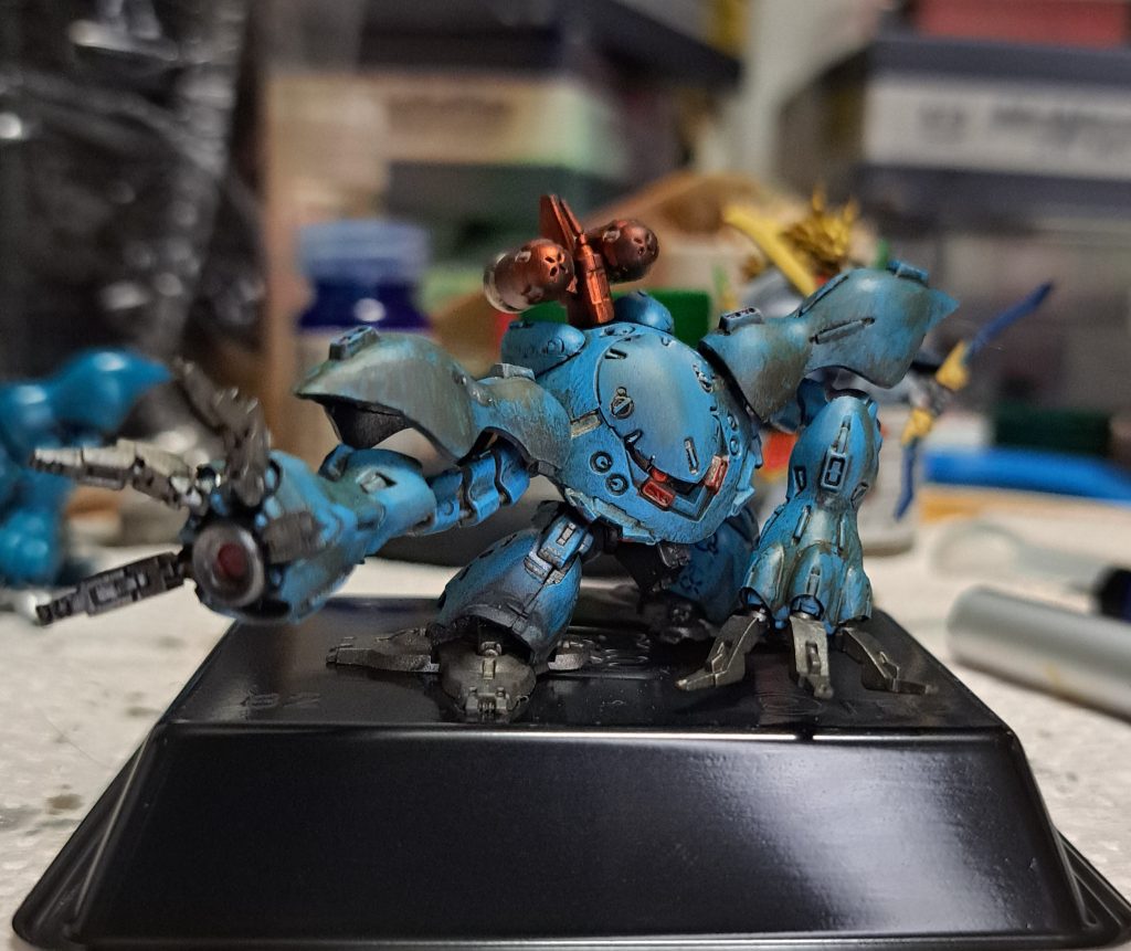 塗料皿に使っている薬味皿が台座としていいサイズ感(gandam-hand1