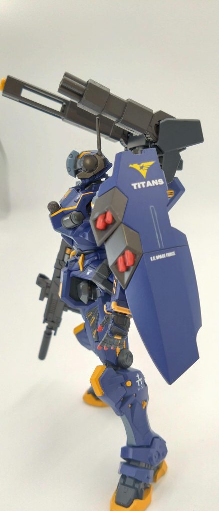更に本機の特徴としてバックパックからフレシキブル・アームユニット採用した専用シールドで腕の可動を妨げずにあらゆる方向から防げることができる。側面にサブとしてミサイルも内蔵している