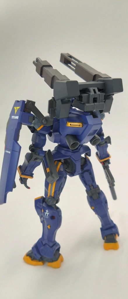 軽キャノン二式は主に配備したのは連邦極右派組織『ティターンズ』であり、ティターンズに採用している万能換装バックパック『ヘイズル』にビームキャノンとマシンキャノンが装備しており右肩ビームキャノンは前期のキャノンは連射すると砲心が焼け打てなくなるという問題点を新型冷却装置を装備した結果火力は落ちたが連射と故障が少なく取り回しのいいキャノンになったと対MS戦とコロニー内MS戦用の実弾兵器や閃光弾や特殊弾も打てる多目的対MS発射装置のマルチキャノンを装備している