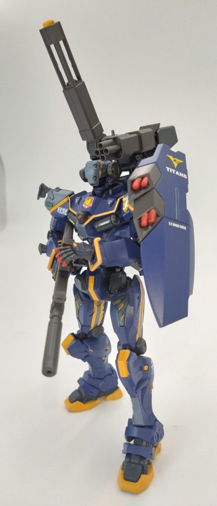 本機の軽キャノン弐式のパイロットは極右派組織のバスク・オム傘下の旗艦アスワンのテストチームオーガスタNT研究所の強化人間 ゲーツ・キャパ少尉であり専用機として頭と肩と太腿に灰青を基調としたカラーリングが施されている。