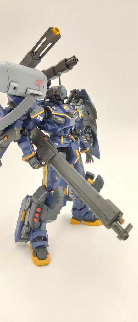 専用大型マシンガンは中・遠距離にも射撃も可能マガジンドラム6000発いりの自動装填装置を内蔵毎分500発射出する強力な実弾射撃武器