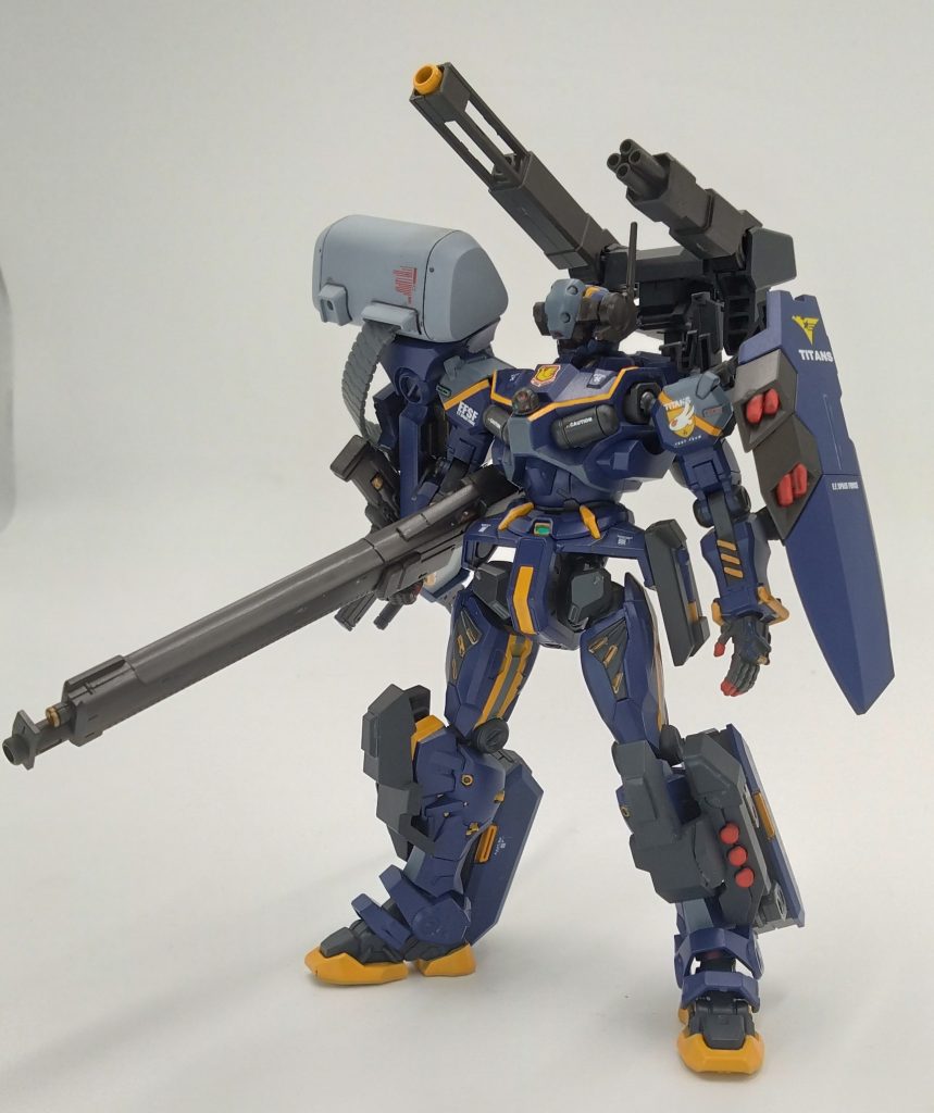 更にUC83年度にゲーツ用に総合的に向上させた重兵装もあり右肩の専用シールドは武器ラック収納でき更に上部に給弾ベルト付き口径120mmマシンガン・脚部装甲にはミサイルポッド更に様々な環境に適応するためにホバーパックも換装していて豊富に用意されたオプション兵装を組み合わせることによってさまざま任務に対応も可能