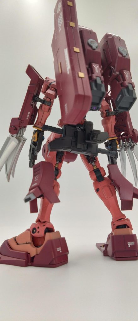 更に外装武装はセラミック高分子化合物で形成された三本の刀身で使用時には刃を赤熱化させ切断させる折り畳み式格闘用クロー・腰背部のヒートナイフ二丁・技術将校エリオットレムがガンダムビームライフルを解析して開発し火力は低下しているが取り回しと装弾数を増量したビームスプレーガン・更に背部ジェットにシーリングされた専用銃器コンテナに格納されたスコープなしのビームライフル装着している。