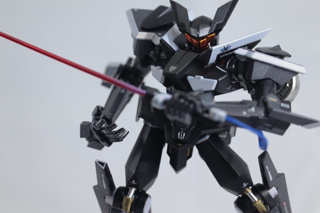 バイザーのラインは付属のシールを切り抜き、マスキング代わりにしてラインを吹いてます。スーパージュラルミン→フィニッシャーズ:クリアオレンジ、その上にガイアノーツ:シャンパンゴールドでラインを吹いて、その上に1層のみクリアオレンジちなみにバイザーで隠れてしまいますが、映像通り顎先は色分けしています。全体はスーパージュラルミンで、顎先のみスーパーチタン2です。