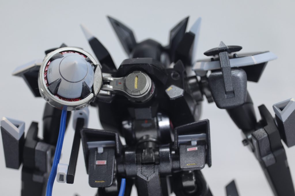 ホワイトはMrカラー:スーパージュラルミンをベースにガイアノーツ:クリアホワイトでキャンディ塗装。※GNドライヴのコーン以外はつや消しGNドライヴのマウント部はMrカラー:スーパーチタン2、ジョイント部はスターブライトアイアン、爪はGXメタルブラック、内部はスーパージュラルミン→クリアレッド→ゴールドリーフで墨入れ