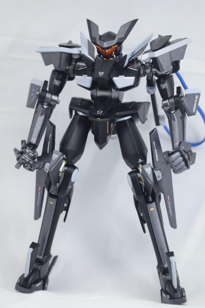 サフはいつものエヴォブラック今回黒は以下の2色・ガイアノーツ:フラットブラック・Mrカラー:GXメタルブラック※漆黒のイメージで塗装したのですが、設定見に行ったら全然違ってました。グラファイトブラックにすればよかったです。フレームはGXメタルブラックがメインで、何箇所かはスターブライトアイアン。装甲はつや消し、その他つや有りの仕上げです。排熱板、シリンダーはスーパーゴールド、スーパージュラルミン