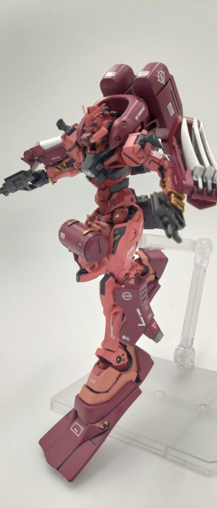 水中型ガンダムの初実戦は敵連邦第06潜水艦隊のエース三機の水中型ボール『フィッシュアイ』で構成された部隊トライデントの交戦・三機の連携戦法『三途』によってシャアが紙一重に回避一機目のボールを踏み台に三機目のボールを撃破した。