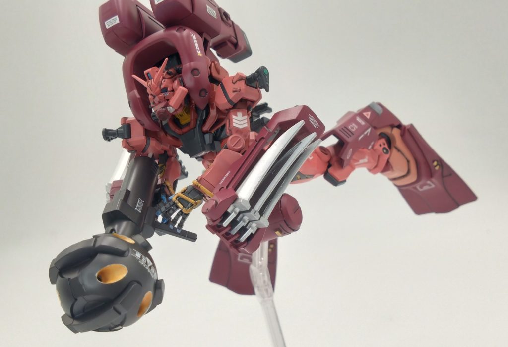 水中戦装備ガンダム頭部シュノケール型センサーで水中におけるパッシブソナーと水中可視化スキャンによる濁った水物体や構造物を可視化する機能を備わっている、更に股間部のドラム型潜水装置は深度を圧を抑える機能で短時間であるが圧壊防止できる。